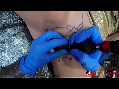 ❤️ Fìor tattooed hottie Sully Savage fhuair tattoo air a clitoris Pornografach  leinn gd.hentai-id-tv.ru ❤